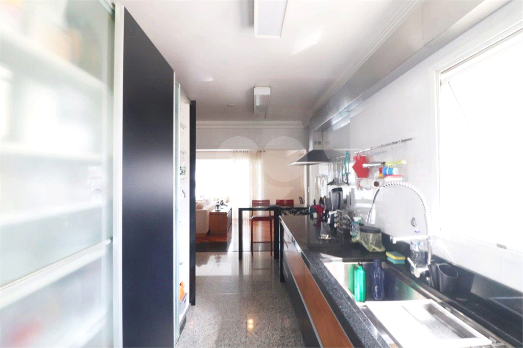 Apartamento na Rua Dr. Tomas Carvalhal, de frente, andar alto, 3 suítes, lazer e portaria 24 horas