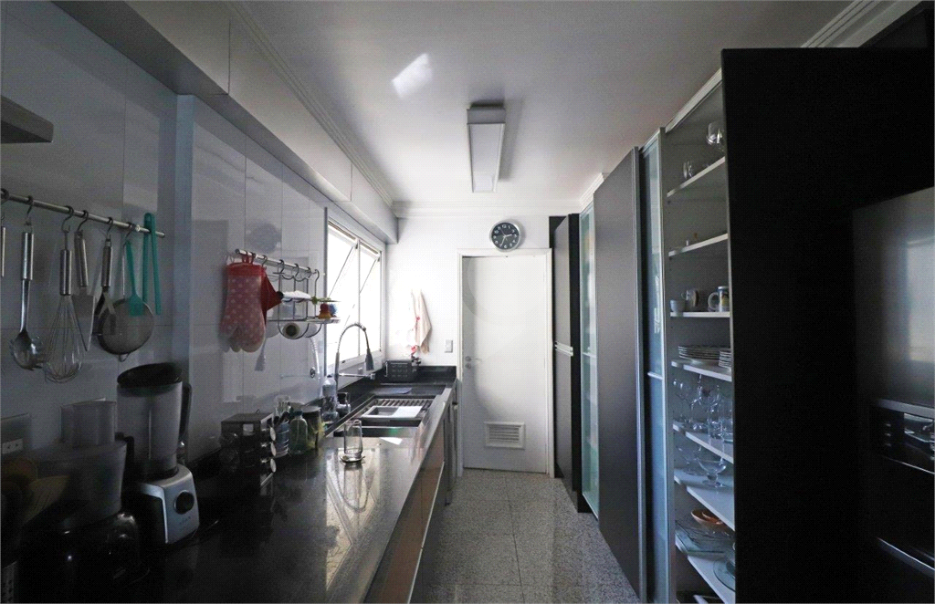 Apartamento na Rua Dr. Tomas Carvalhal, de frente, andar alto, 3 suítes, lazer e portaria 24 horas