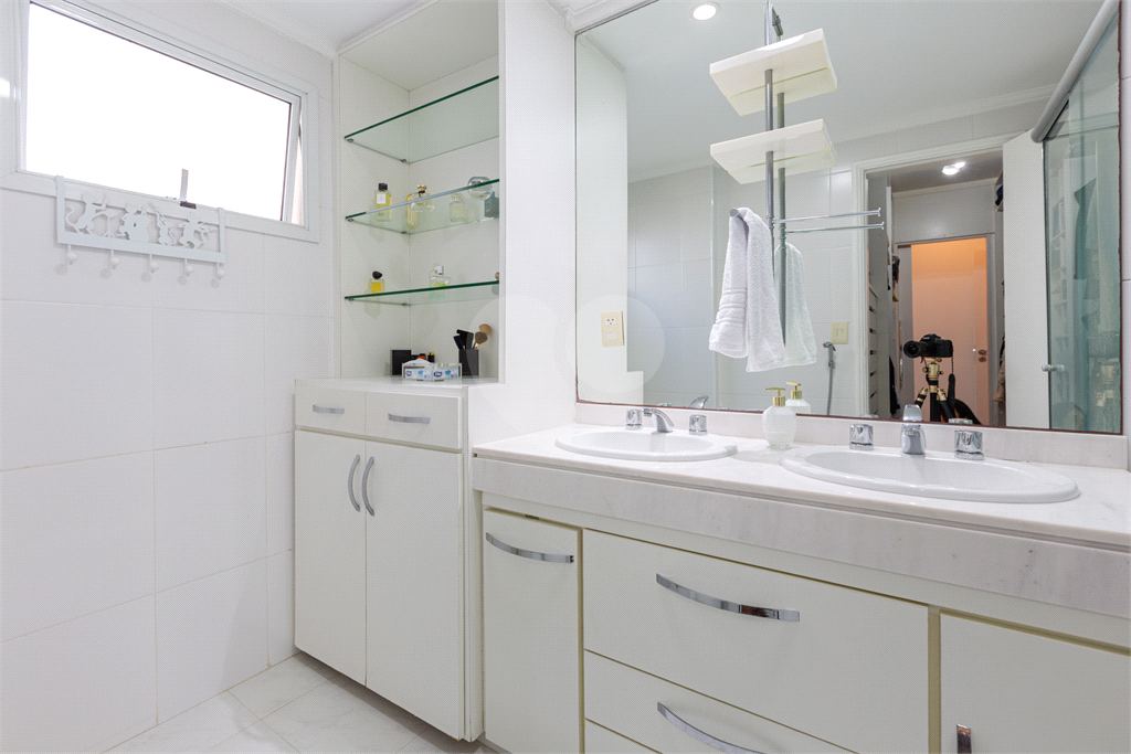 Apartamento na Rua Dr. Tomas Carvalhal, de frente, andar alto, 3 suítes, lazer e portaria 24 horas