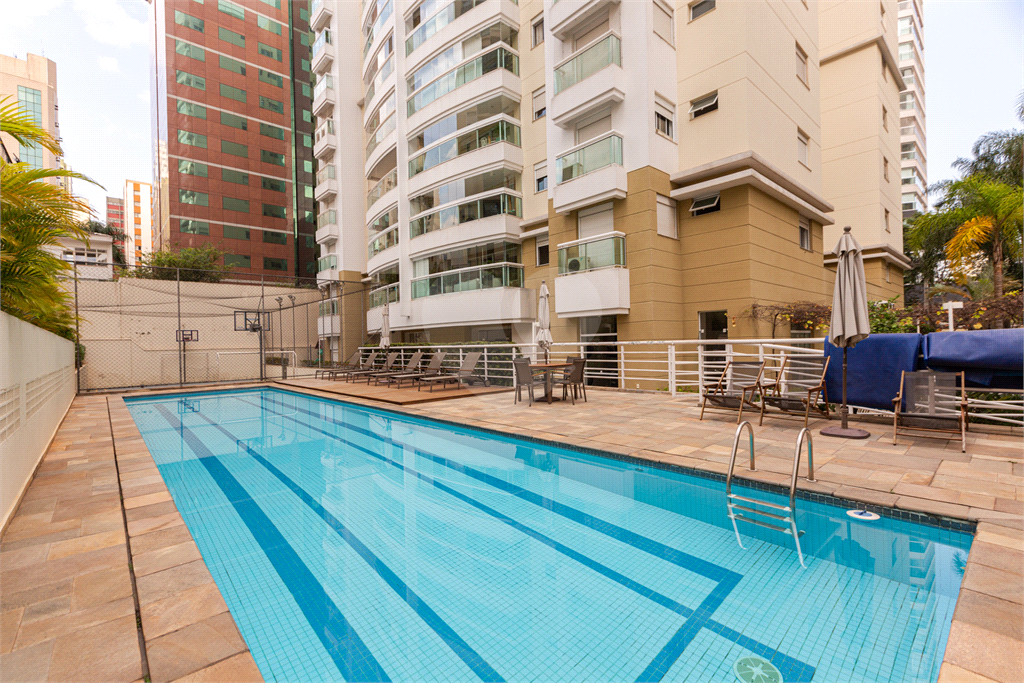 Apartamento na Rua Dr. Tomas Carvalhal, de frente, andar alto, 3 suítes, lazer e portaria 24 horas