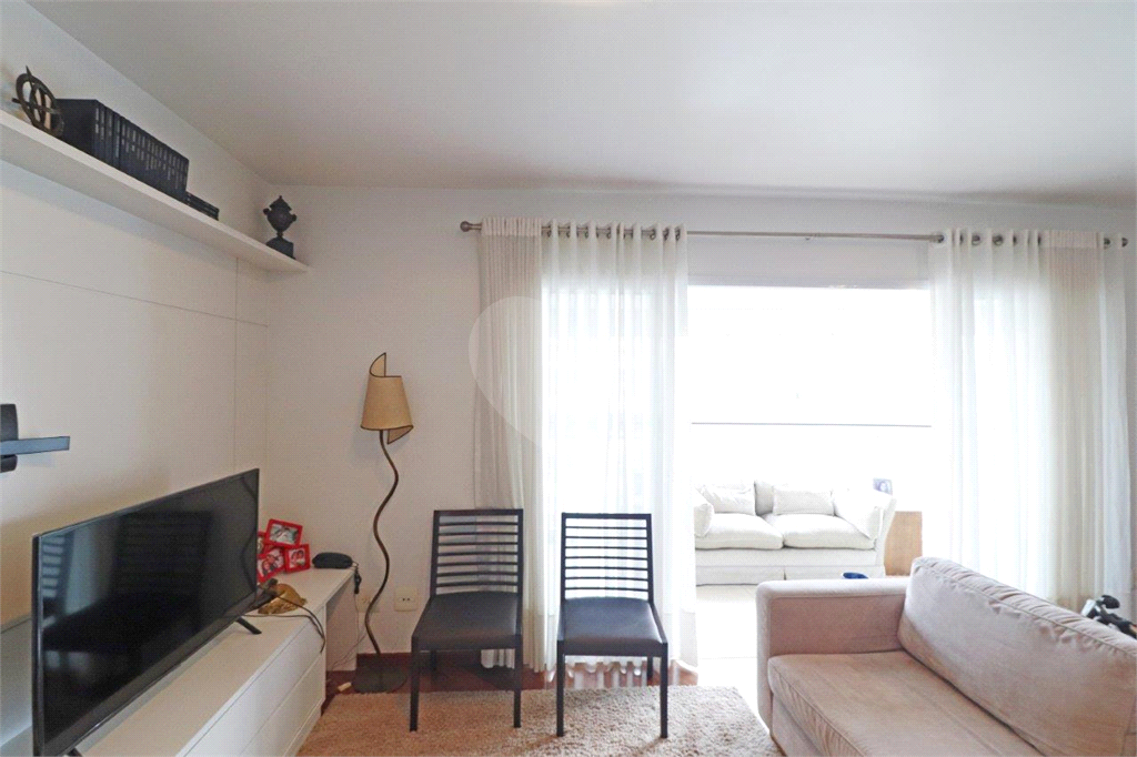Apartamento na Rua Dr. Tomas Carvalhal, de frente, andar alto, 3 suítes, lazer e portaria 24 horas