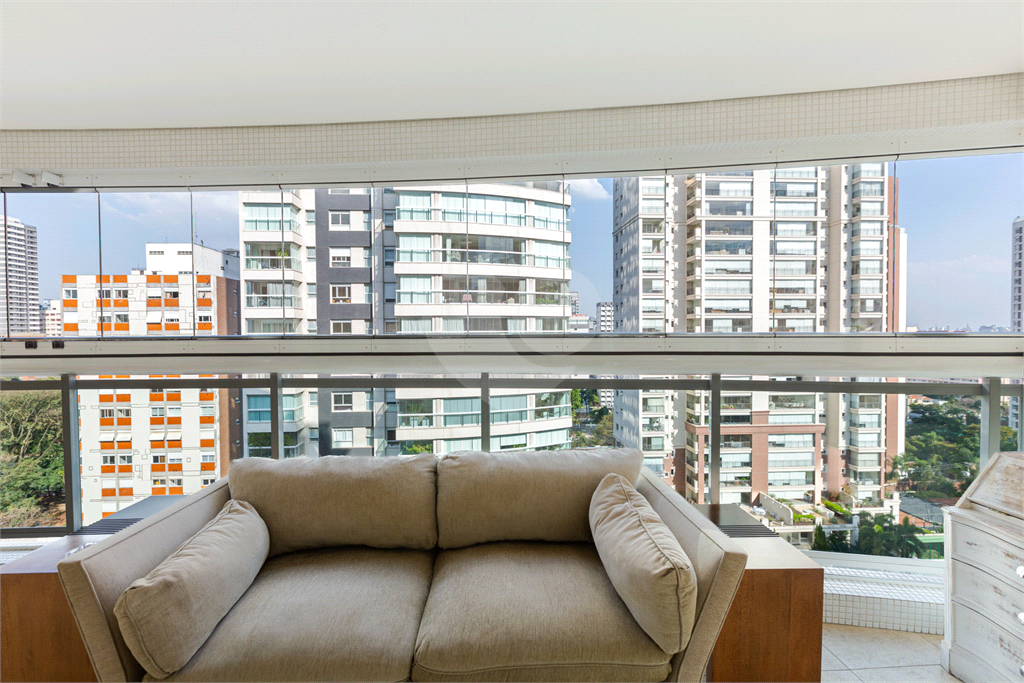 Apartamento na Rua Dr. Tomas Carvalhal, de frente, andar alto, 3 suítes, lazer e portaria 24 horas