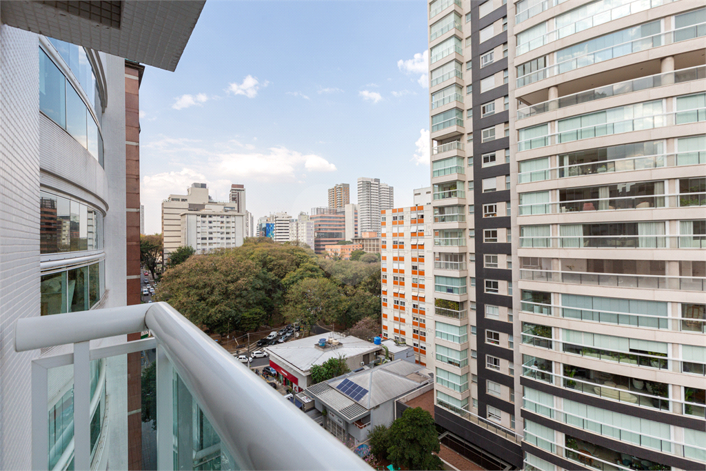 Apartamento na Rua Dr. Tomas Carvalhal, de frente, andar alto, 3 suítes, lazer e portaria 24 horas