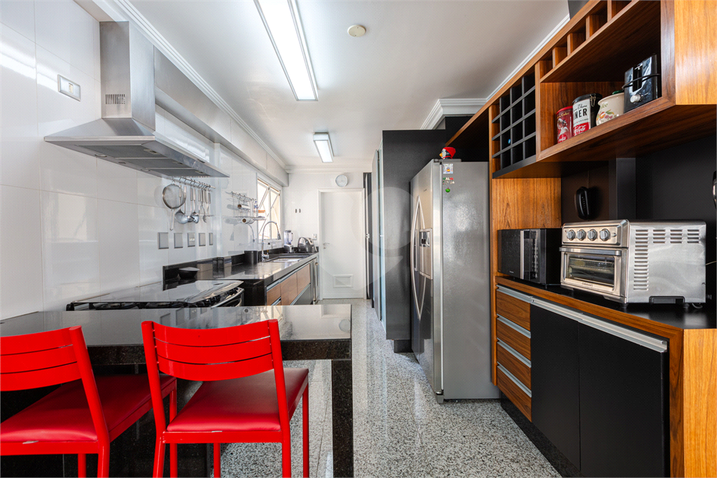 Apartamento na Rua Dr. Tomas Carvalhal, de frente, andar alto, 3 suítes, lazer e portaria 24 horas