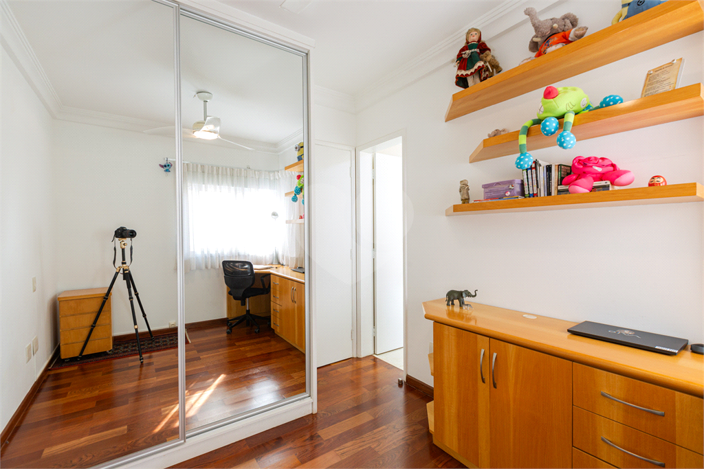 Apartamento na Rua Dr. Tomas Carvalhal, de frente, andar alto, 3 suítes, lazer e portaria 24 horas