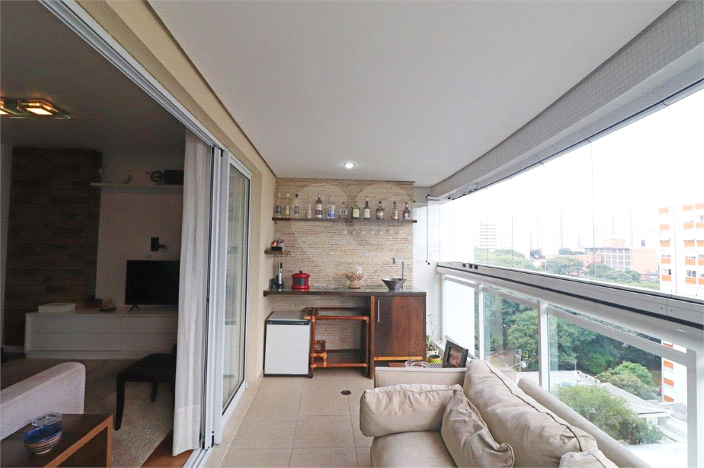 Apartamento na Rua Dr. Tomas Carvalhal, de frente, andar alto, 3 suítes, lazer e portaria 24 horas