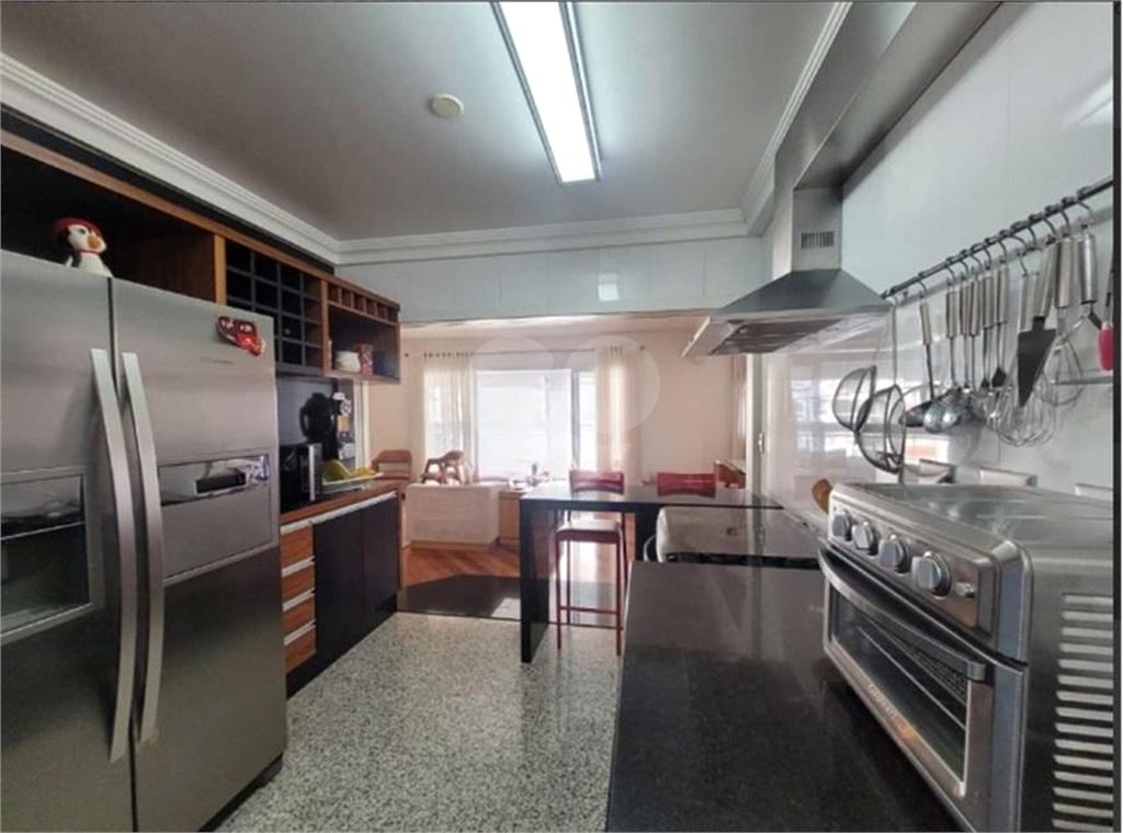 Apartamento na Rua Dr. Tomas Carvalhal, de frente, andar alto, 3 suítes, lazer e portaria 24 horas