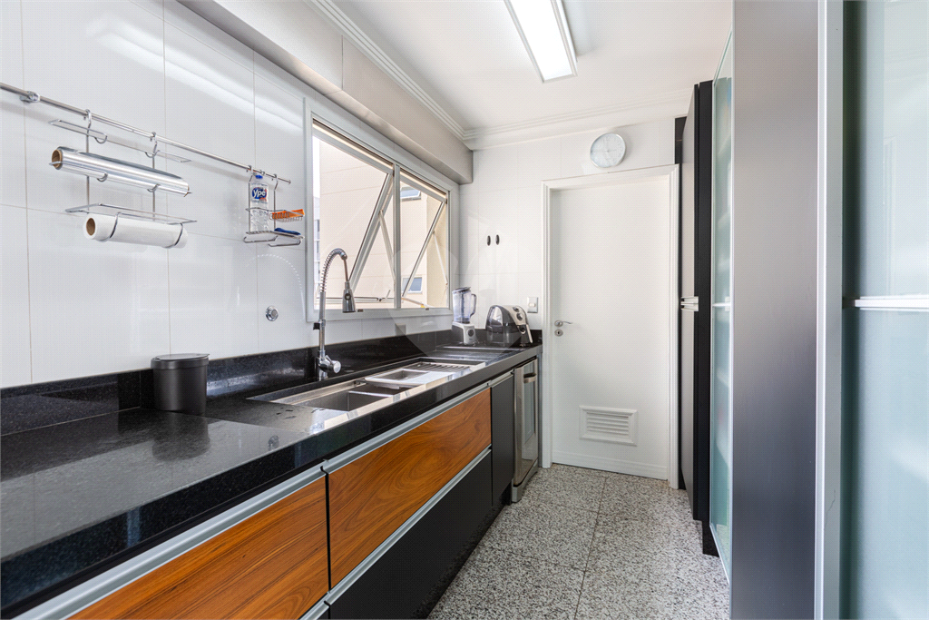 Apartamento na Rua Dr. Tomas Carvalhal, de frente, andar alto, 3 suítes, lazer e portaria 24 horas