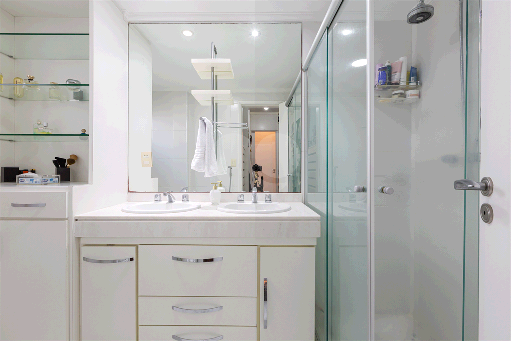 Apartamento na Rua Dr. Tomas Carvalhal, de frente, andar alto, 3 suítes, lazer e portaria 24 horas