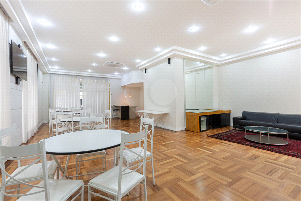 Apartamento na Rua Dr. Tomas Carvalhal, de frente, andar alto, 3 suítes, lazer e portaria 24 horas