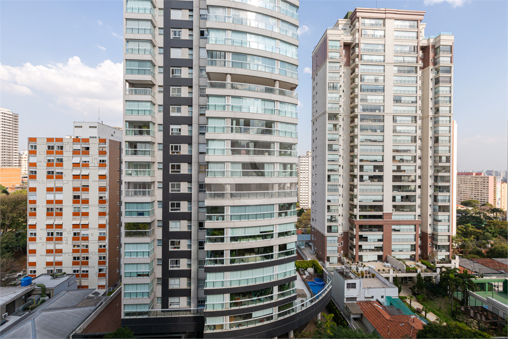 Apartamento na Rua Dr. Tomas Carvalhal, de frente, andar alto, 3 suítes, lazer e portaria 24 horas