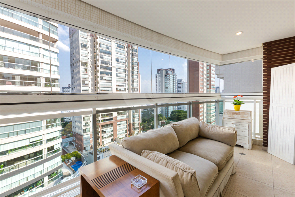 Apartamento na Rua Dr. Tomas Carvalhal, de frente, andar alto, 3 suítes, lazer e portaria 24 horas