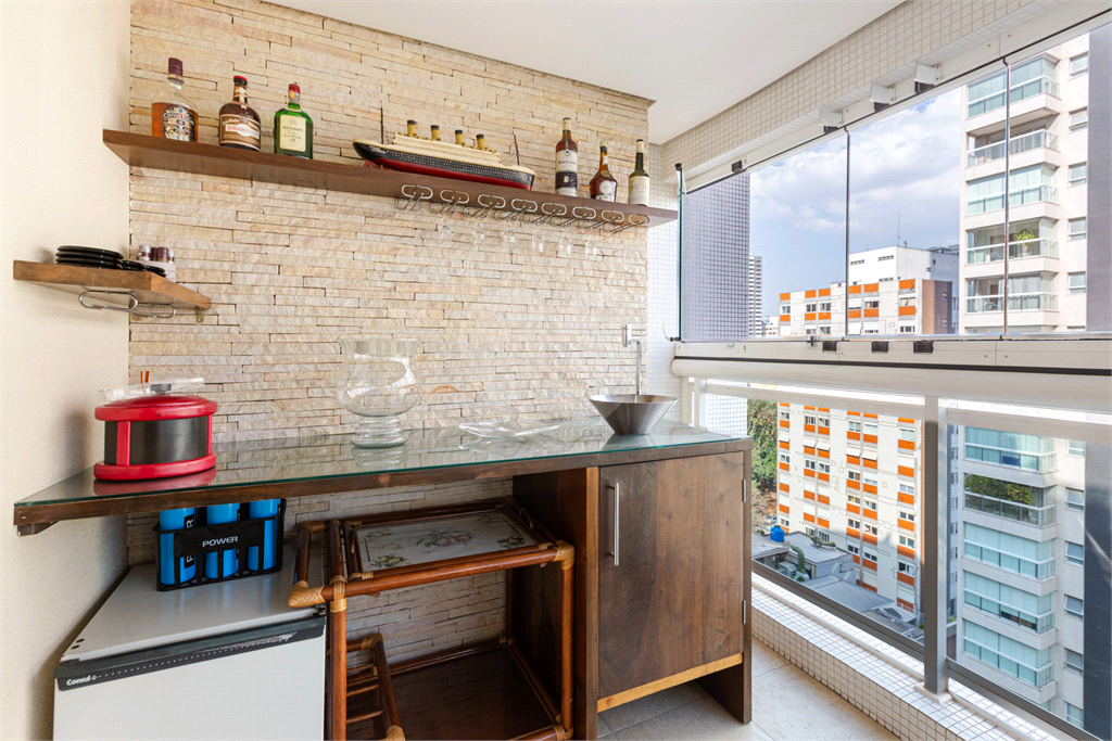 Apartamento na Rua Dr. Tomas Carvalhal, de frente, andar alto, 3 suítes, lazer e portaria 24 horas