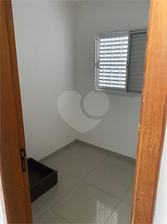 Excelente terreno com duas ótimas casas com 06 vagas de garagem. 
