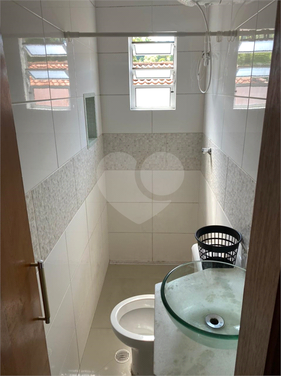 Excelente terreno com duas ótimas casas com 06 vagas de garagem. 
