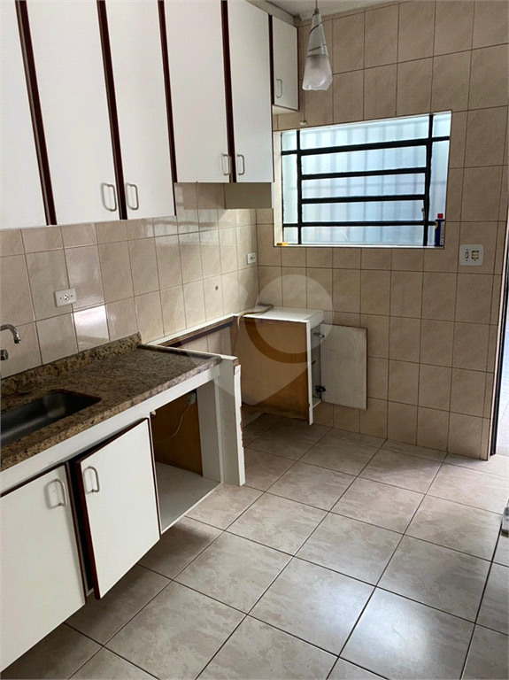 Excelente terreno com duas ótimas casas com 06 vagas de garagem. 
