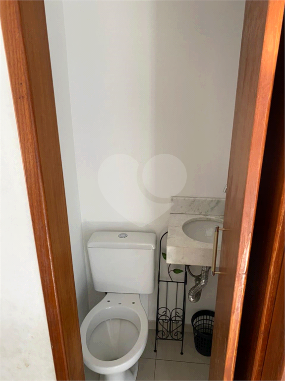 Excelente terreno com duas ótimas casas com 06 vagas de garagem. 
