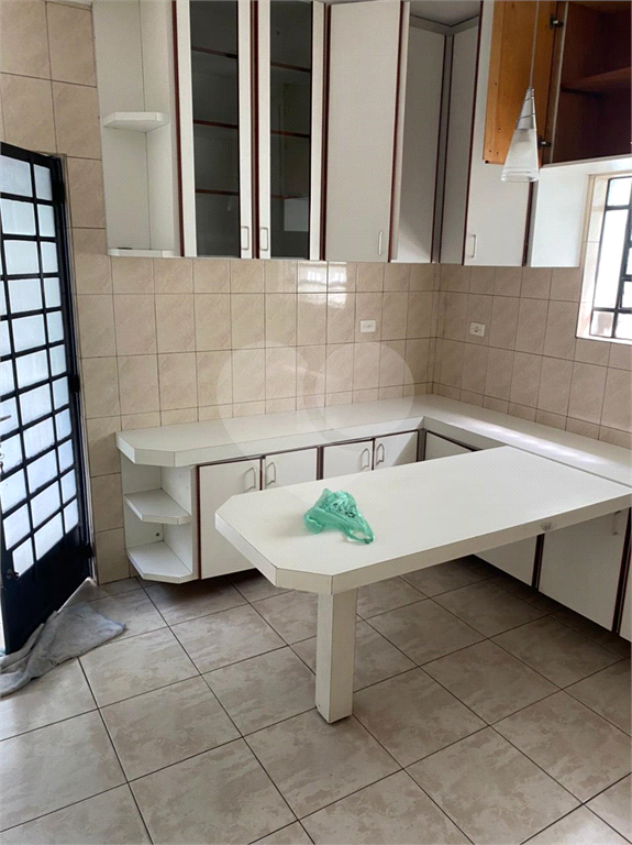 Excelente terreno com duas ótimas casas com 06 vagas de garagem. 
