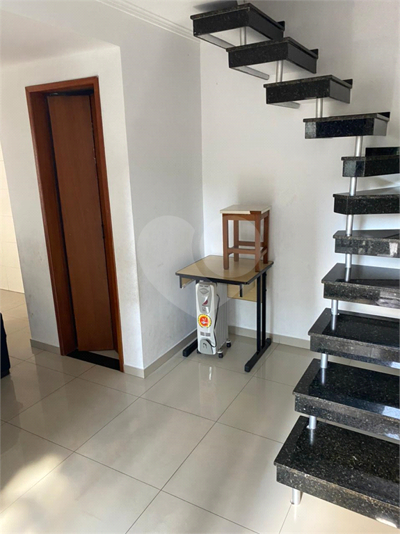 Excelente terreno com duas ótimas casas com 06 vagas de garagem. 
