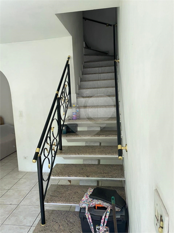 Excelente terreno com duas ótimas casas com 06 vagas de garagem. 
