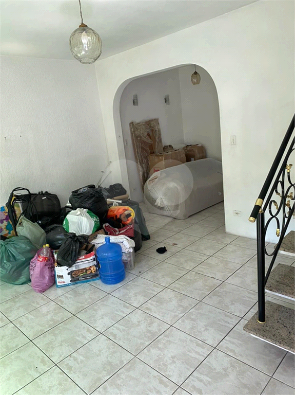 Excelente terreno com duas ótimas casas com 06 vagas de garagem. 
