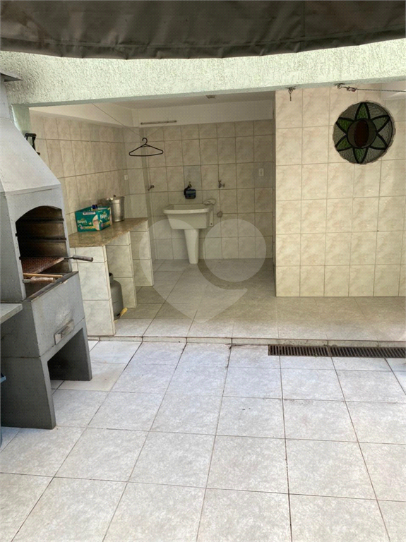 Excelente terreno com duas ótimas casas com 06 vagas de garagem. 
