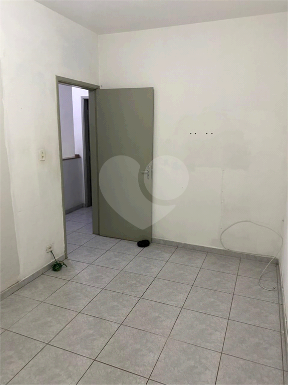 Excelente terreno com duas ótimas casas com 06 vagas de garagem. 
