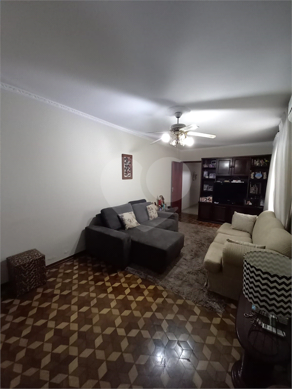 Amplo e confortável sobrado na Vila Aurora! Imóvel com 444m² de área total e 165m² de área útil.