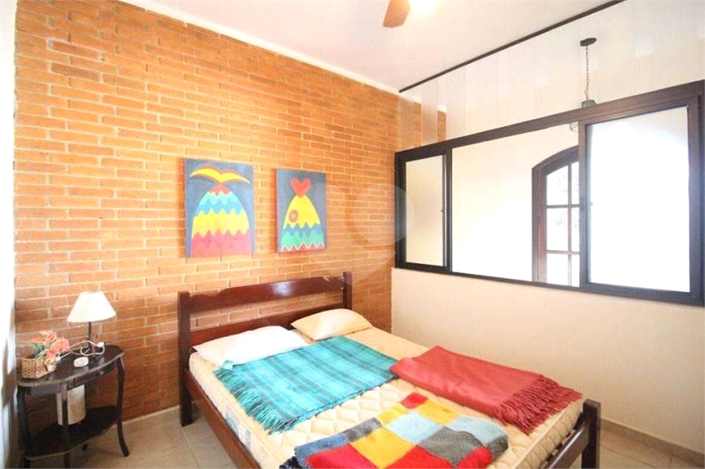 Casa térrea, 212 metros de construção, 120 metros da praia, em Peruíbe, bairro Nova Peruíbe - SP