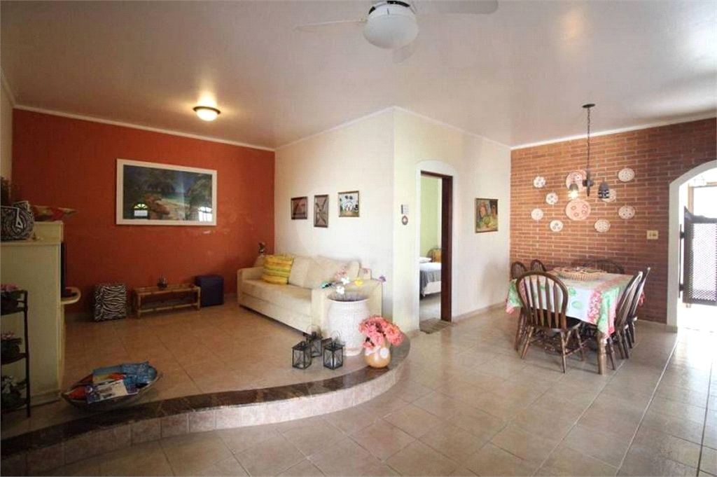 Casa térrea, 212 metros de construção, 120 metros da praia, em Peruíbe, bairro Nova Peruíbe - SP