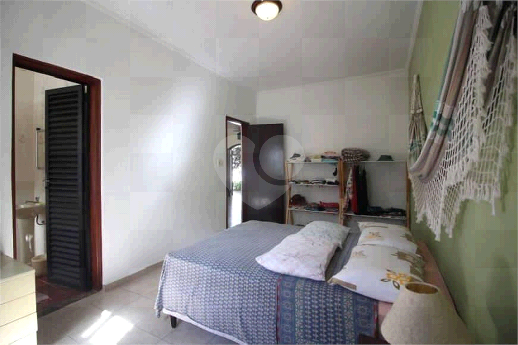 Casa térrea, 212 metros de construção, 120 metros da praia, em Peruíbe, bairro Nova Peruíbe - SP