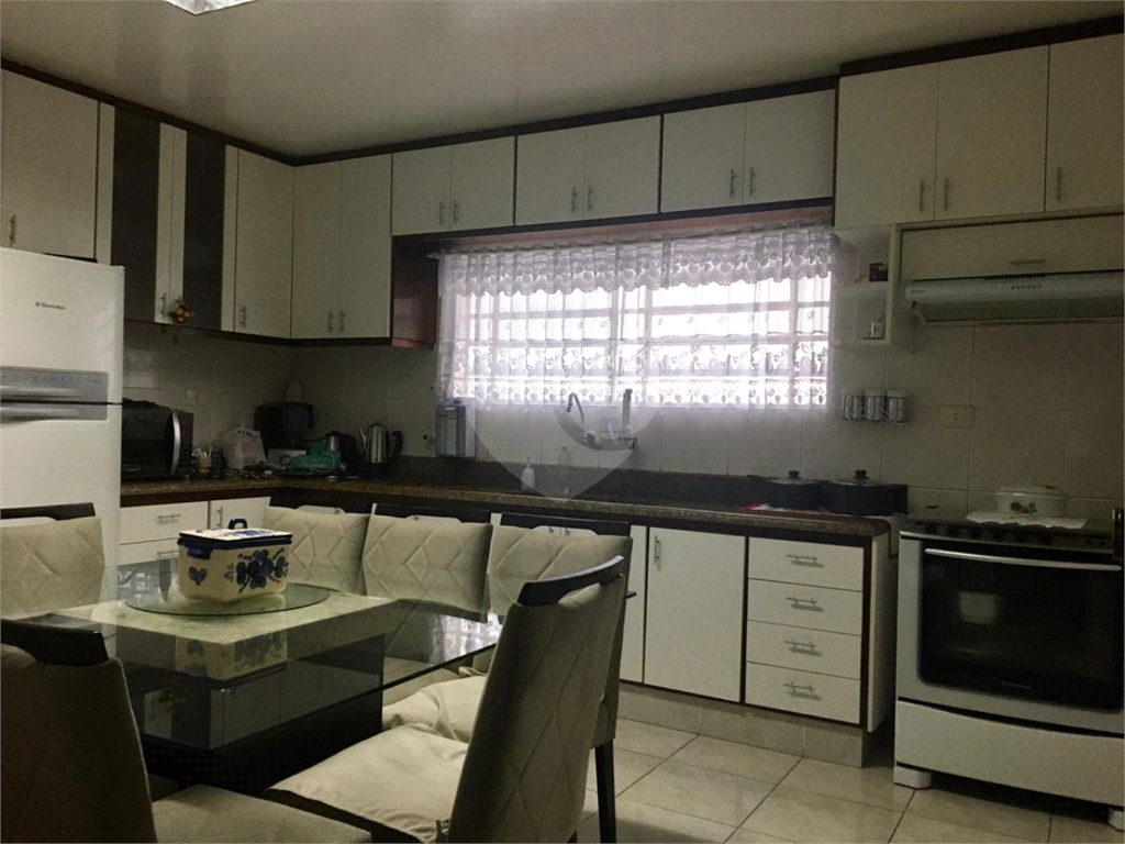 Sobrado à venda com 175m² de área construida com 3 dormitórios, localizado no bairro da Vila Rosália