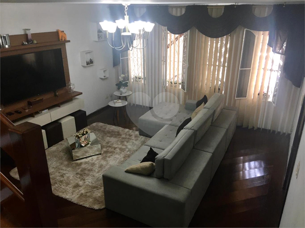 Sobrado à venda com 175m² de área construida com 3 dormitórios, localizado no bairro da Vila Rosália