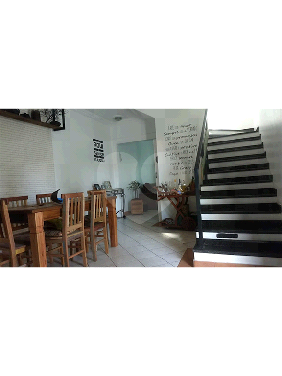 Lindo sobrado de Esquina no Paraventi com 175m² com 2 entradas 