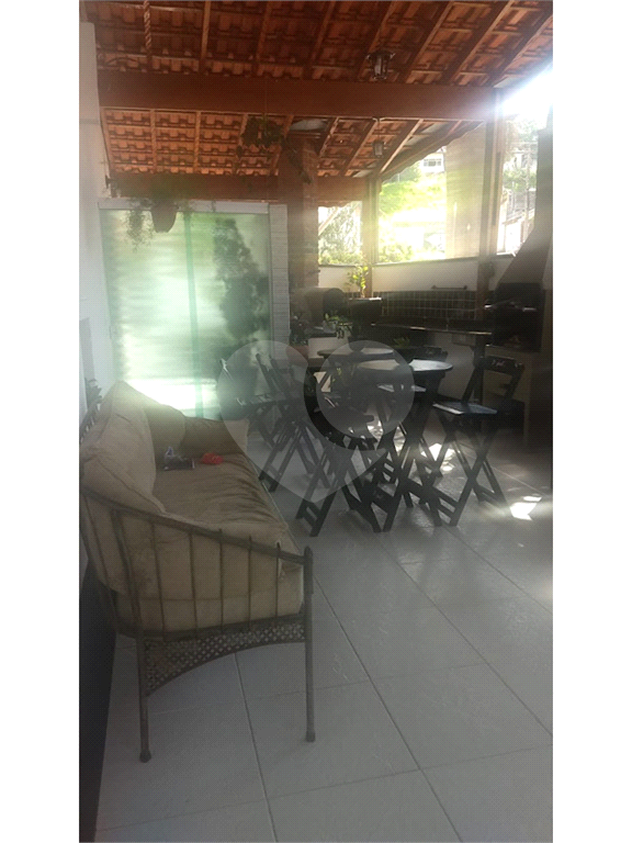 Lindo sobrado de Esquina no Paraventi com 175m² com 2 entradas 