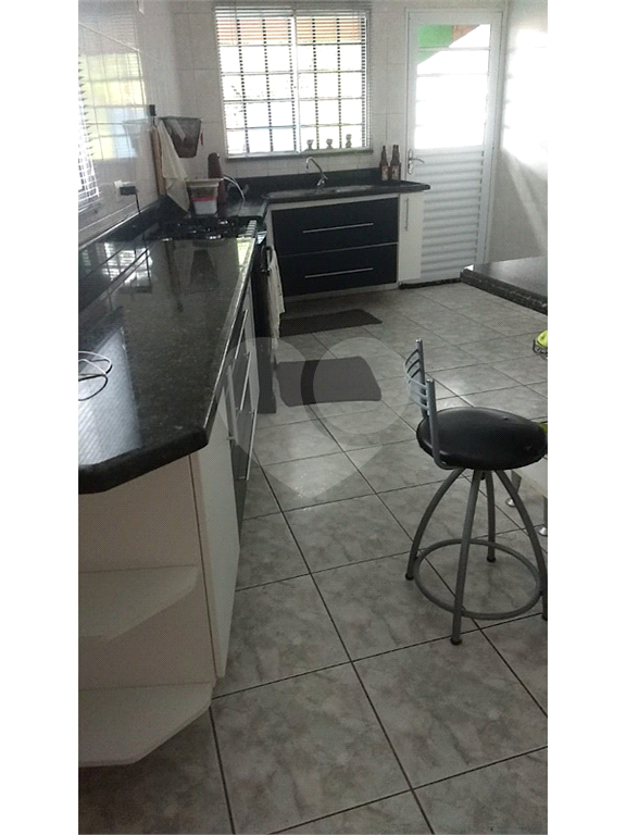 Lindo sobrado de Esquina no Paraventi com 175m² com 2 entradas 