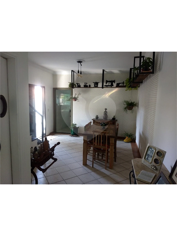 Lindo sobrado de Esquina no Paraventi com 175m² com 2 entradas 