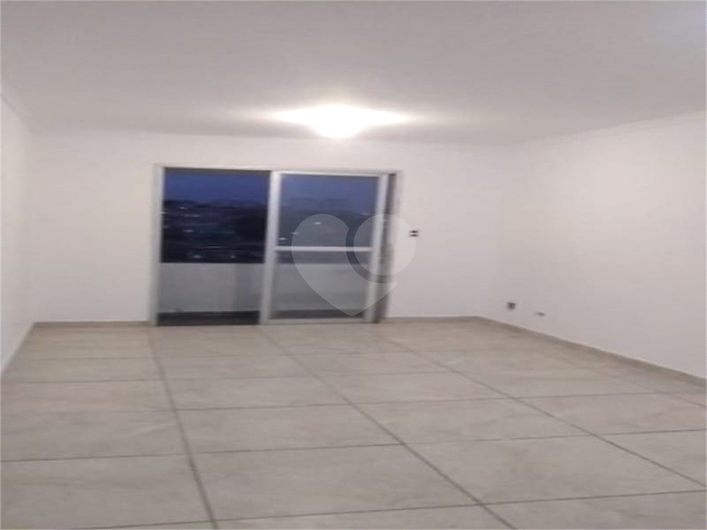 Apto com lazer na Av Parada Pinto
