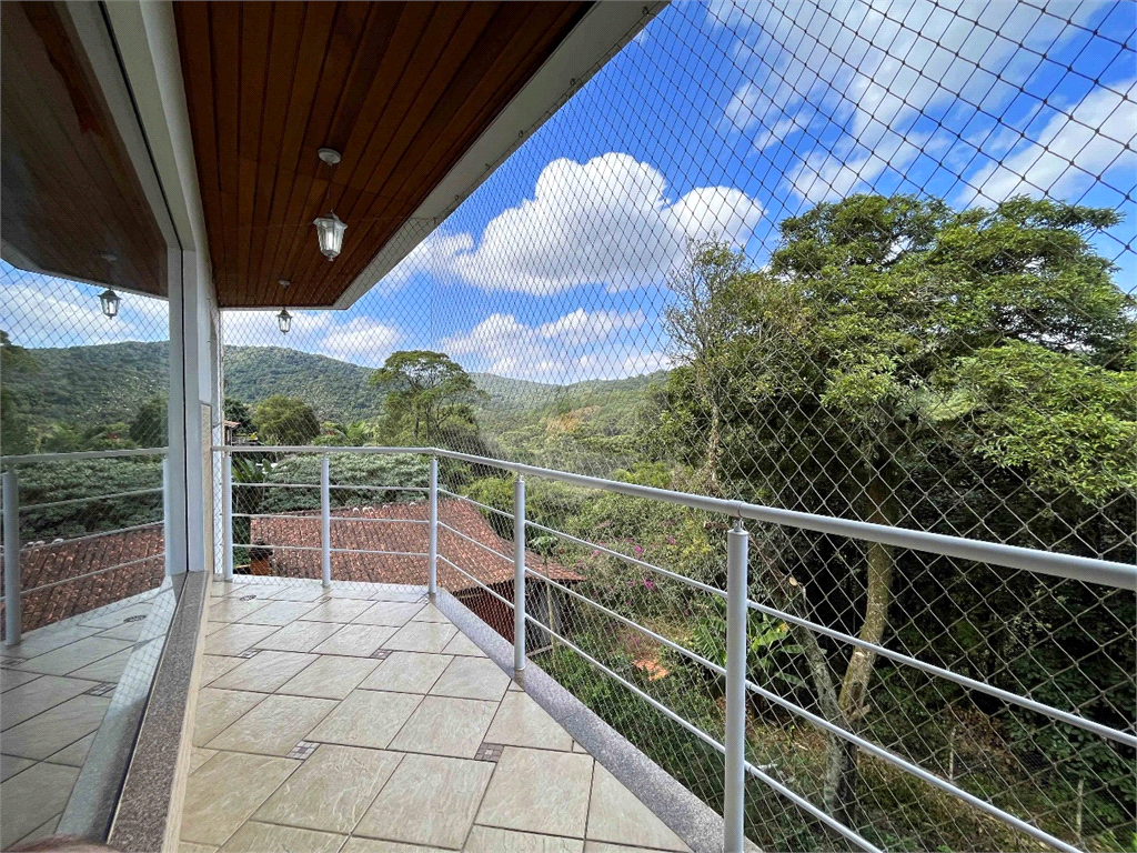 Linda casa nova na Serra da Cantareira com 3 dormitórios sendo 1 suíte