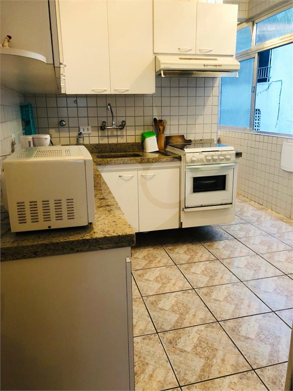 Apto totalmente reformado e mobiliado para venda ou locação na Praia das Pitangueiras no Guarujá