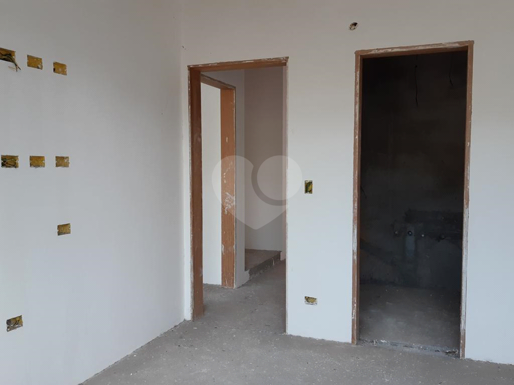Sobrado em condomínio em fase de construção, rua com cancela e guarita, subida Serra da Cantareira 