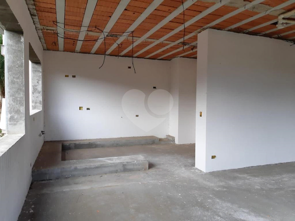 Sobrado em condomínio em fase de construção, rua com cancela e guarita, subida Serra da Cantareira 
