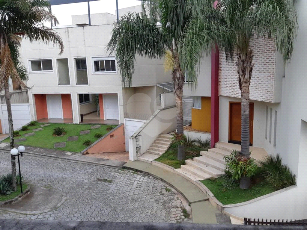 Sobrado em condomínio em fase de construção, rua com cancela e guarita, subida Serra da Cantareira 