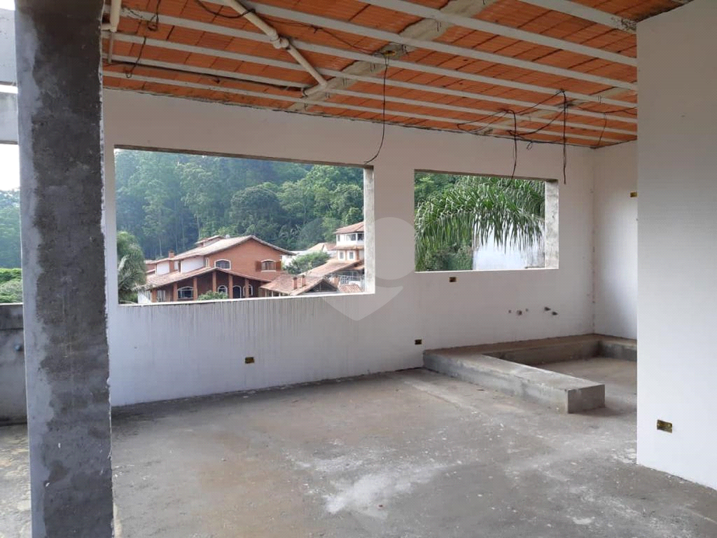 Sobrado em condomínio em fase de construção, rua com cancela e guarita, subida Serra da Cantareira 