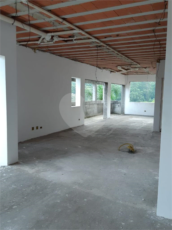 Sobrado em condomínio em fase de construção, rua com cancela e guarita, subida Serra da Cantareira 