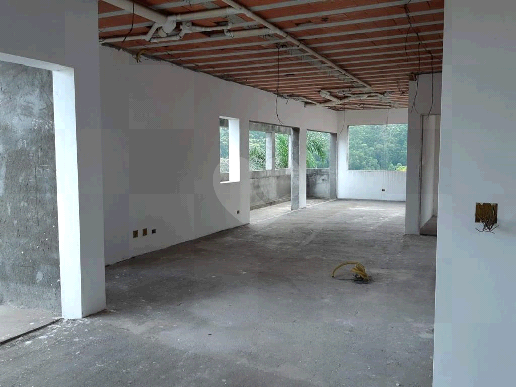 Sobrado em condomínio em fase de construção, rua com cancela e guarita, subida Serra da Cantareira 