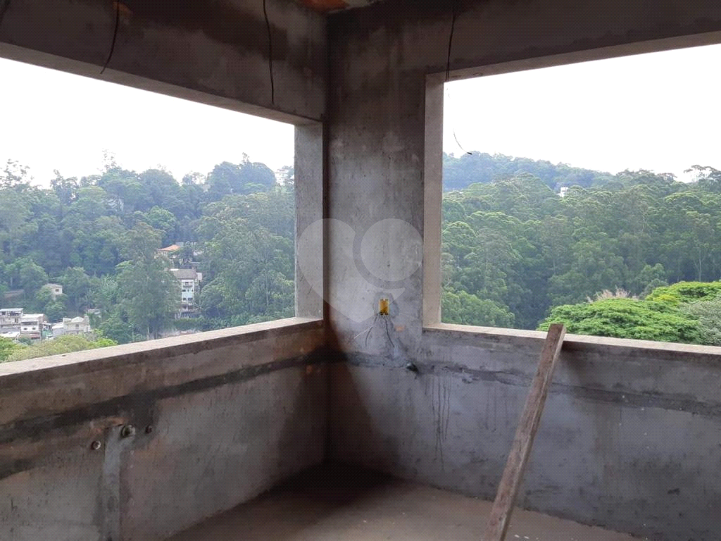 Sobrado em condomínio em fase de construção, rua com cancela e guarita, subida Serra da Cantareira 