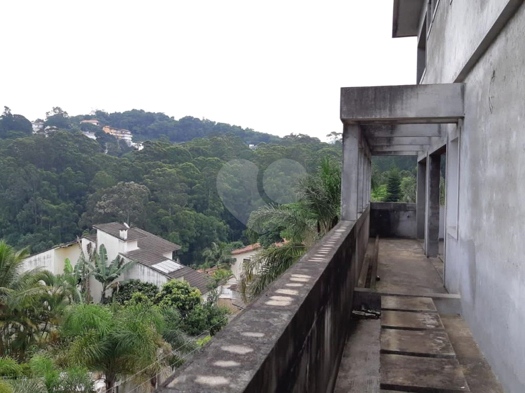 Sobrado em condomínio em fase de construção, rua com cancela e guarita, subida Serra da Cantareira 