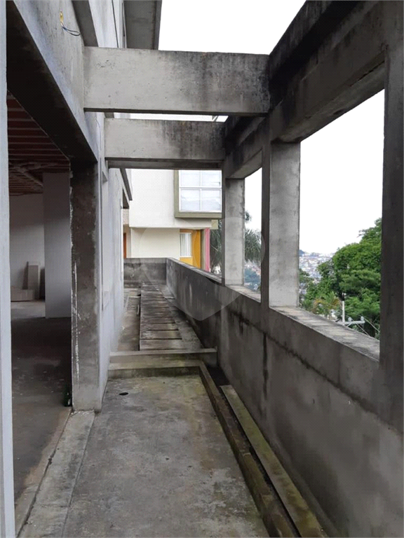Sobrado em condomínio em fase de construção, rua com cancela e guarita, subida Serra da Cantareira 