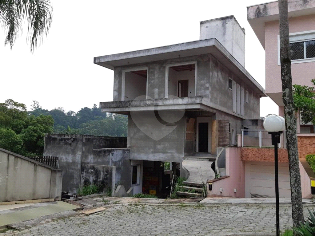 Sobrado em condomínio em fase de construção, rua com cancela e guarita, subida Serra da Cantareira 